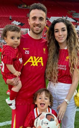 Rute Cardoso with her husband Diogo Jota and children